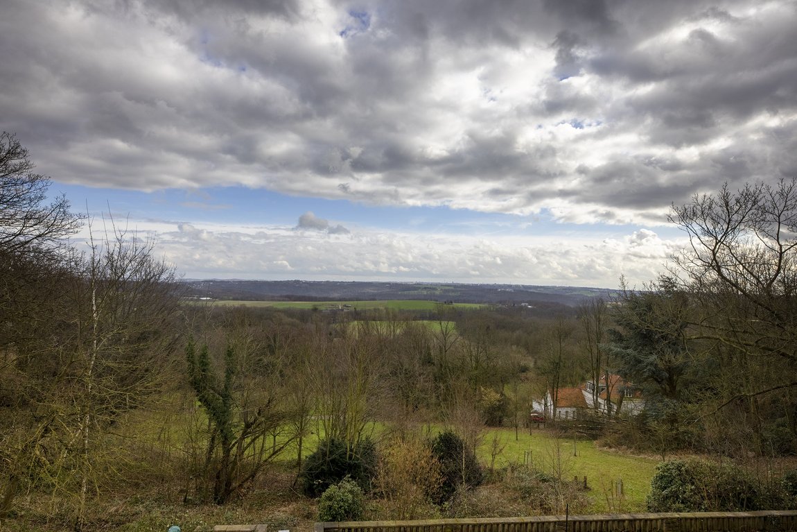 Die Meisenburg bietet mit ihrer Lage mitten in der Natur einen spektakulären Ausblick, um sich von den Strapazen des Tages zu erholen.